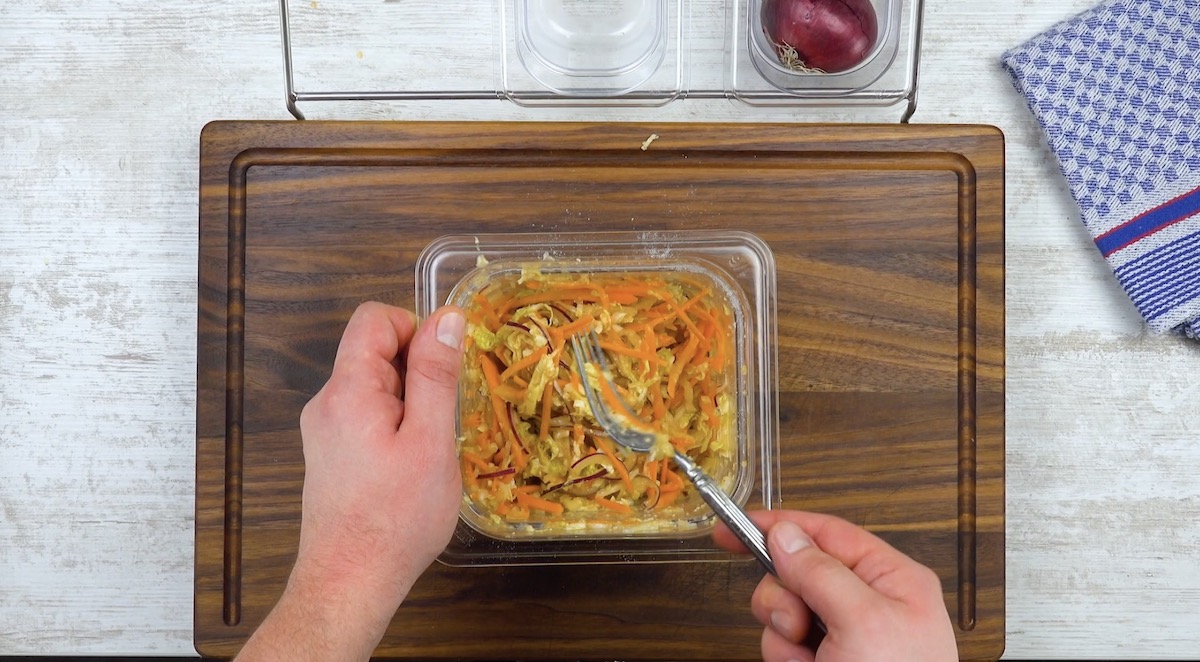 Klein geschnittenes Gemüse und Eier werden in Schüssel miteinander vermengt