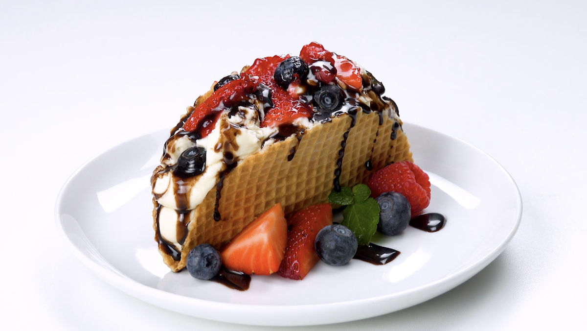 Waffel-Taco mit Sahnecreme und frischen Früchten