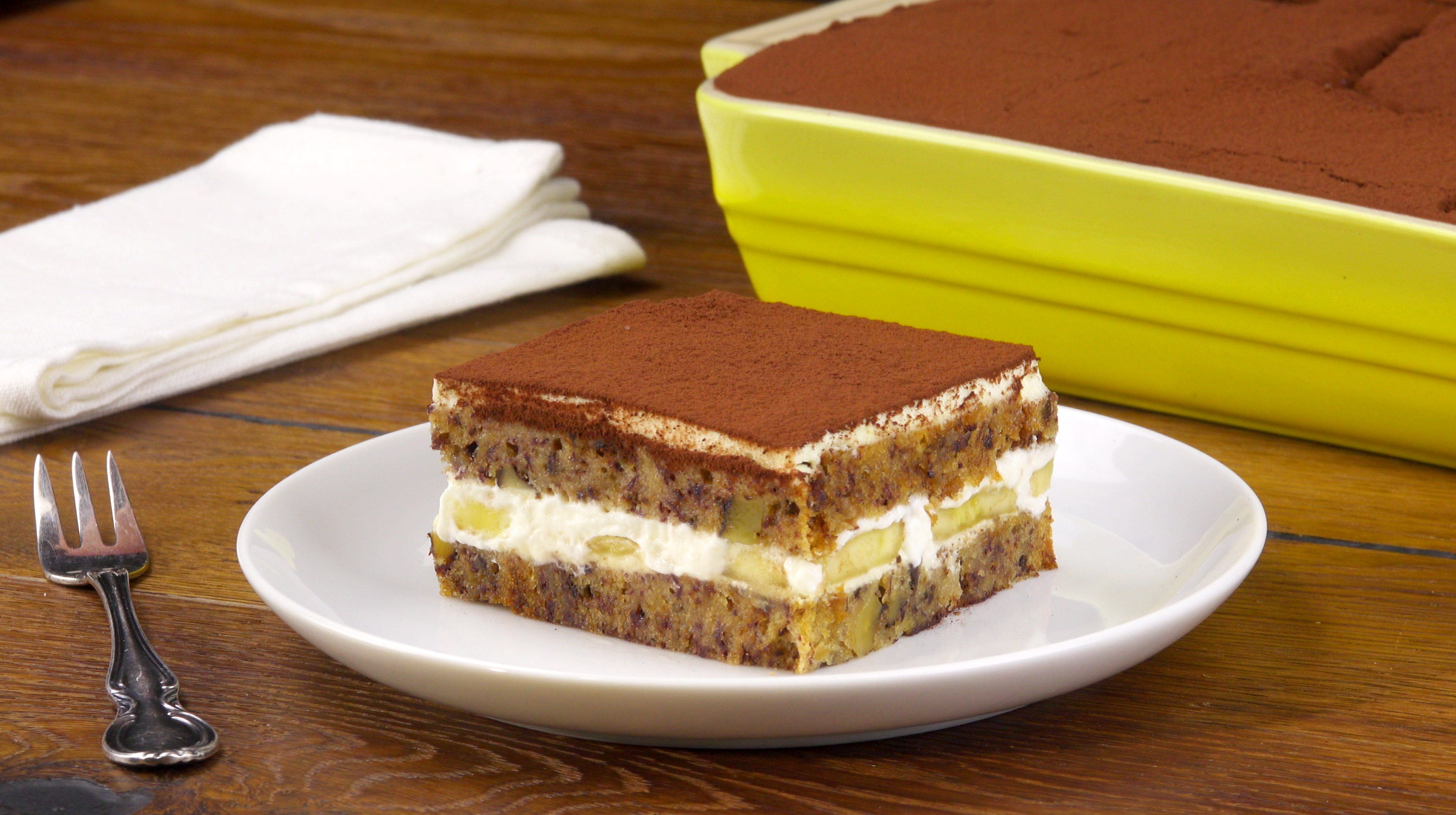 Ein Stück Bananenbrot-Tiramisu auf Teller