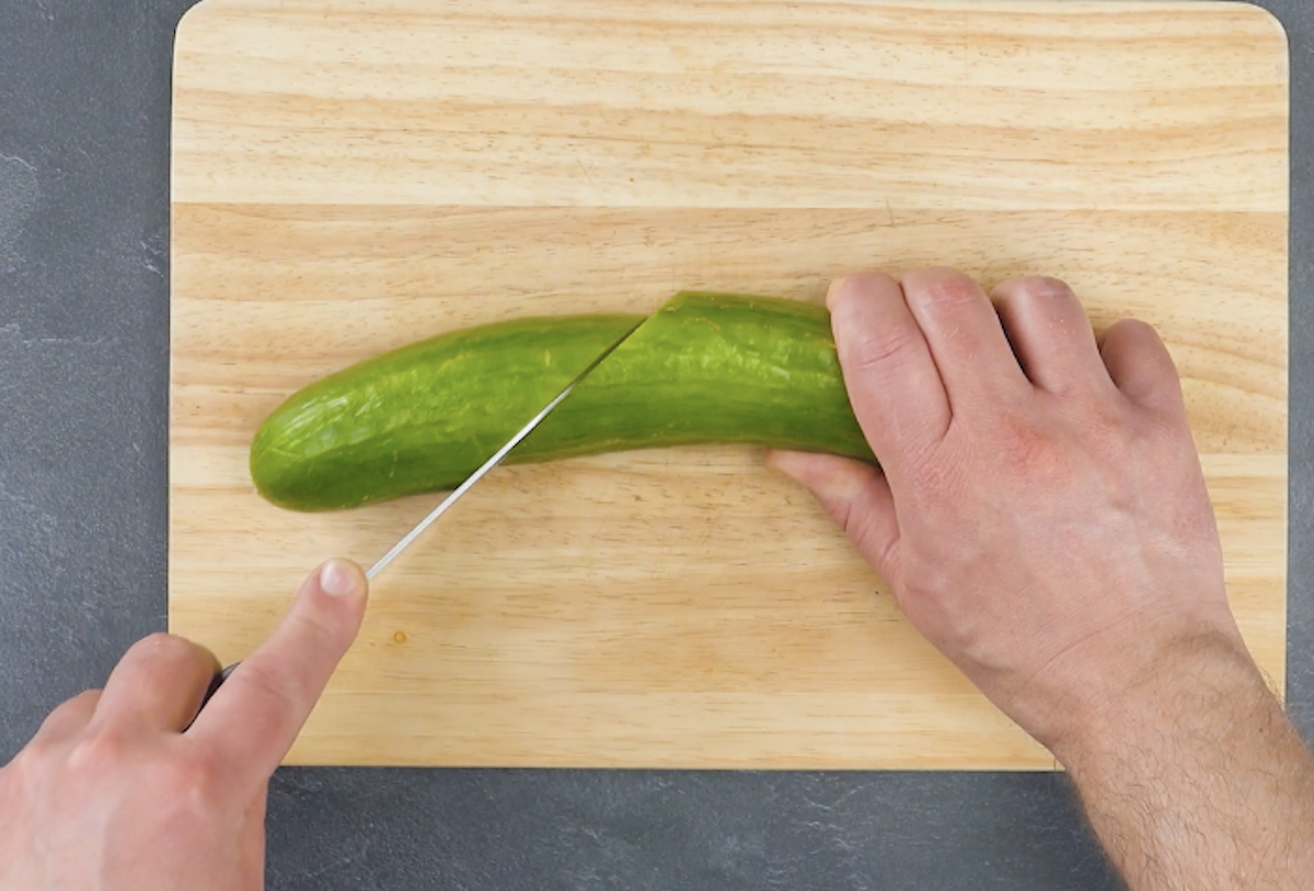 Ende einer Gurke wird schräg abgeschnitten