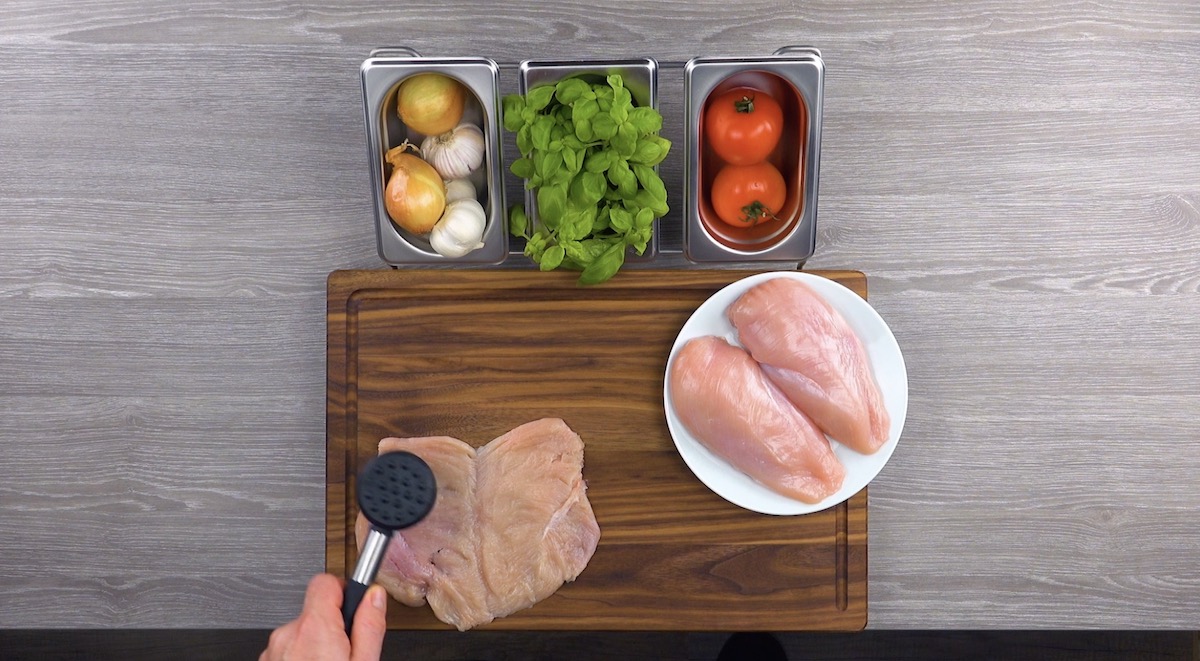 Hähnchenbrustfilets werden eingeschnitten und plattiert