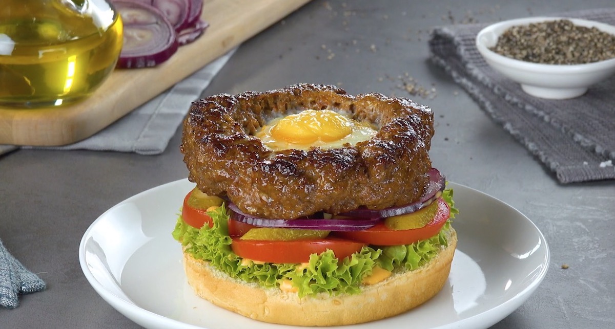 Burgerpatty mit Ei auf Burger