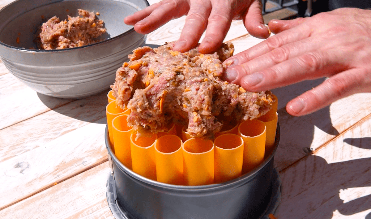 Hackfleisch wird in ungekochte Cannelloni gefüllt