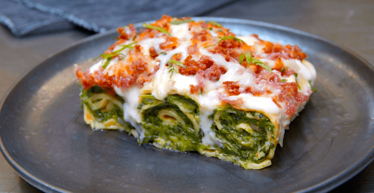Mit cremigem Spinat gefüllte Crêpes als saftig-würziger Auflauf