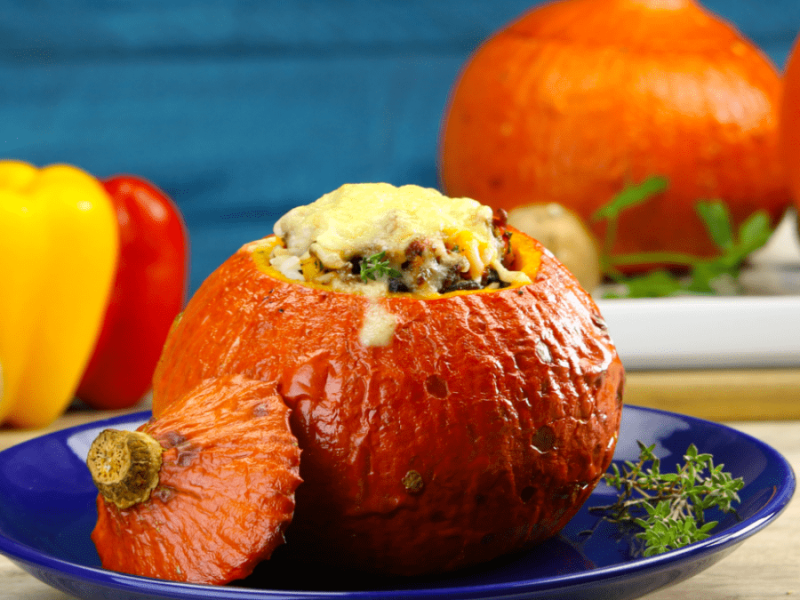 Gefüllter Kürbis mit Hackfleisch, Reis und Paprika