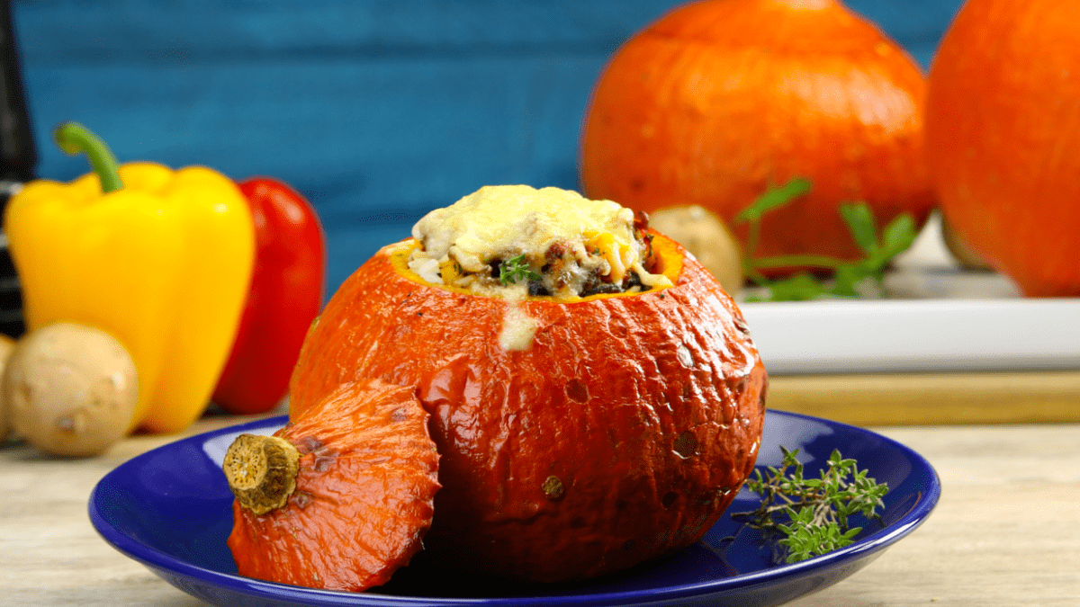 Gefüllter Kürbis mit Hackfleisch, Reis und Paprika