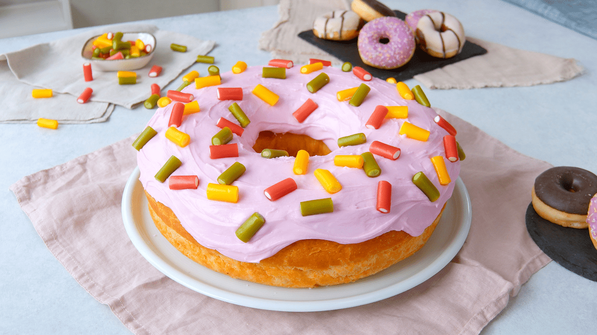 Gigantischer Donut, gefüllt mit Marshmallows und mehr