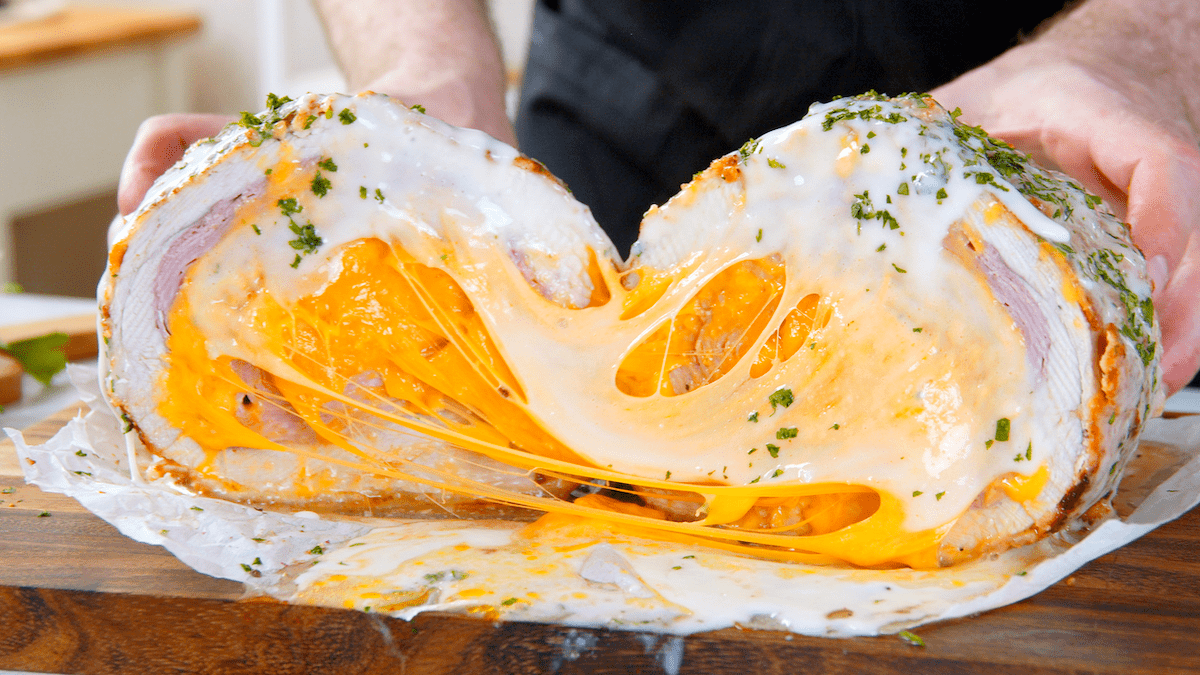 Riesiges Cordon bleu mit Cheddar und Béchamelsauce