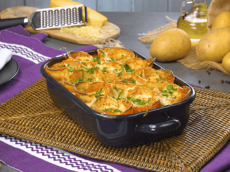 Auflaufform mit Kartoffelauflauf mit Hackfleischbällchen