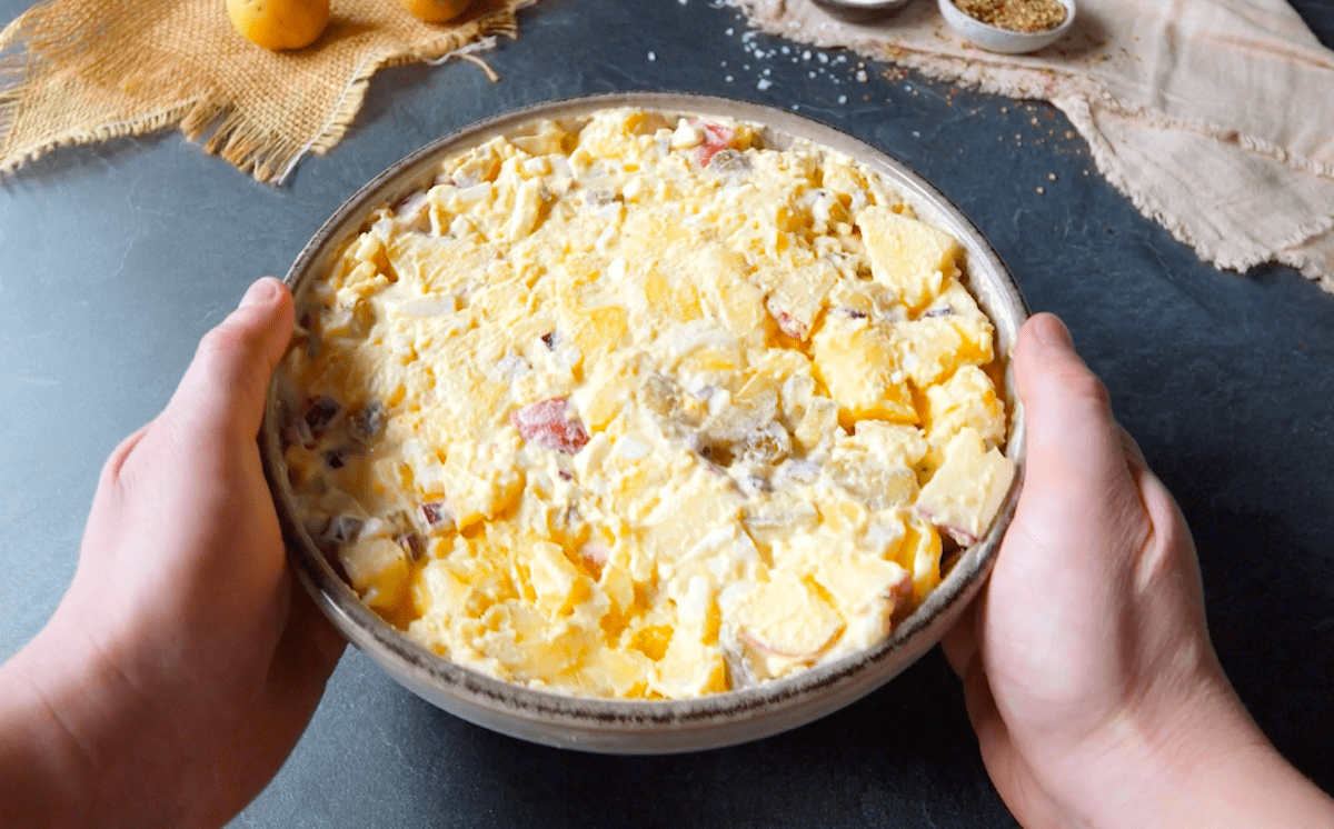 Kartoffelsalat in einer Schüssel