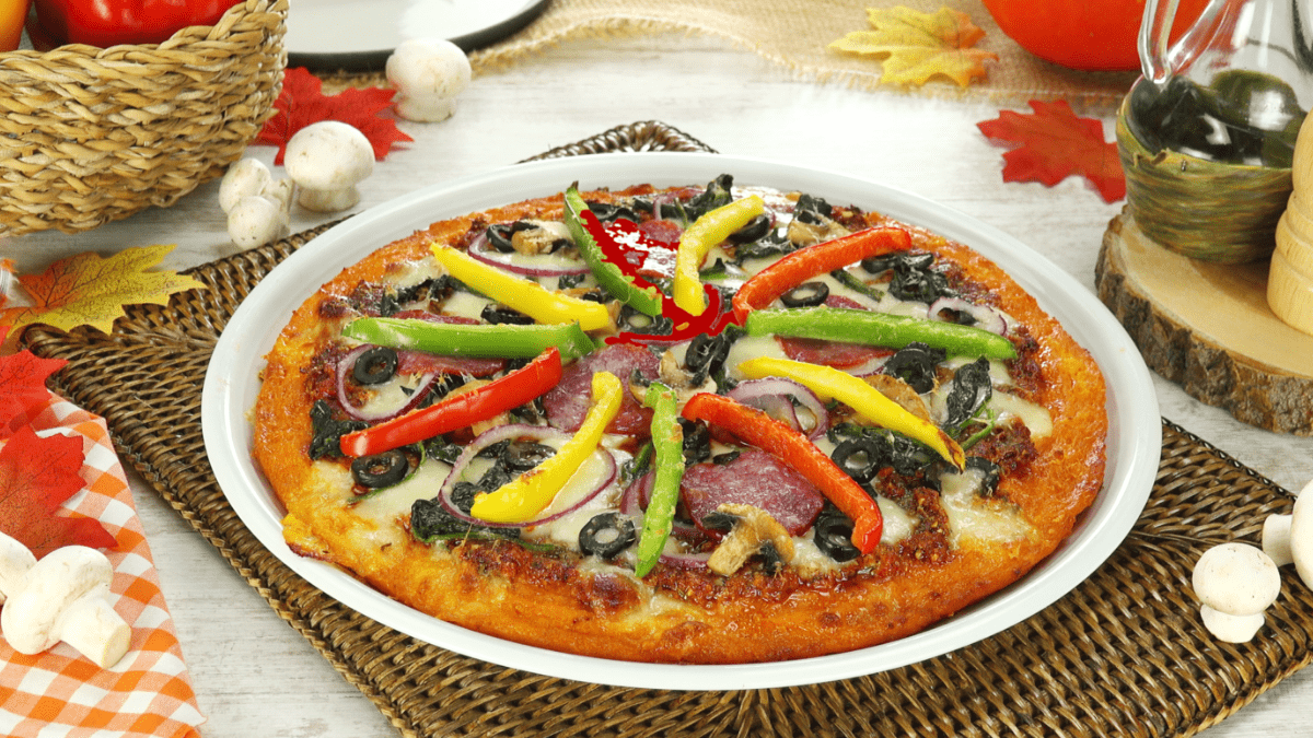 Ein Teller mit Kürbis-Pizza aus Butternut