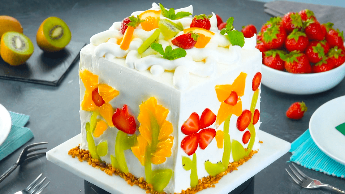 4 fantatische Obstkuchen-Rezepte. Hier ist ein quadratischer Obstkuchen mit bunter Dekoration zu sehen.