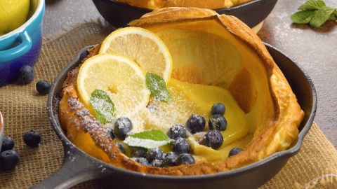 Pfanne mit Ofenpfannkuchen mit Lemon Curd