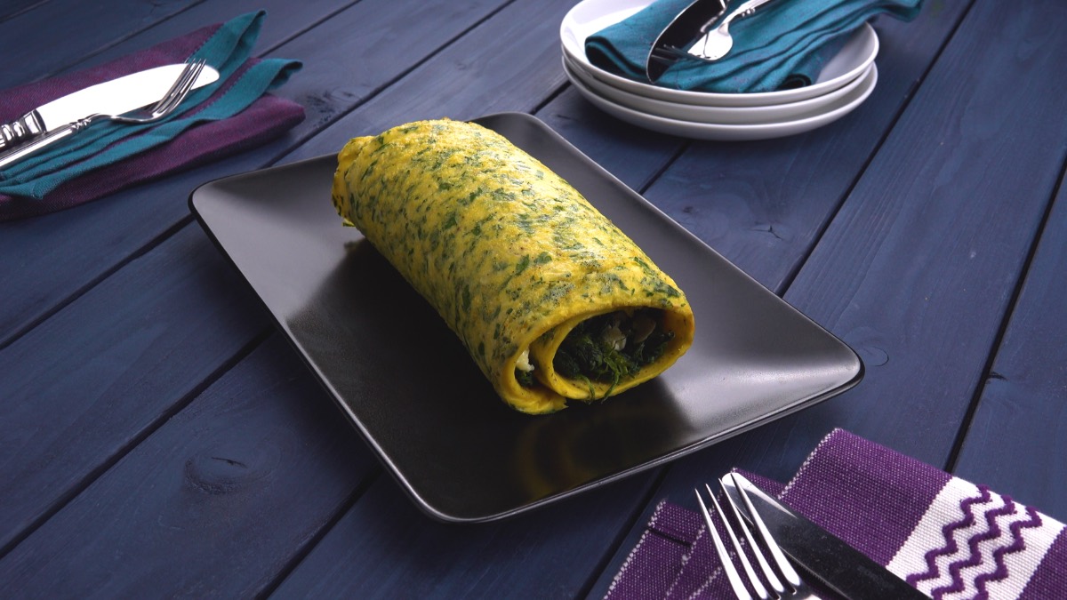 Omelett-Rolle mit Feta-Spinat-Füllung