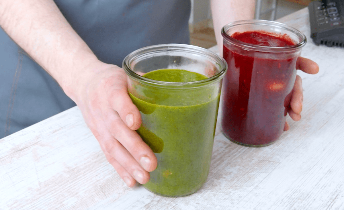 Eier werden in zwei verschiedenen Sorten Pesto (grün und rot) mariniert.