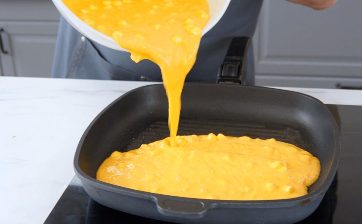 Pfannnkuchenteig mit Mangopüree und Marshmallows