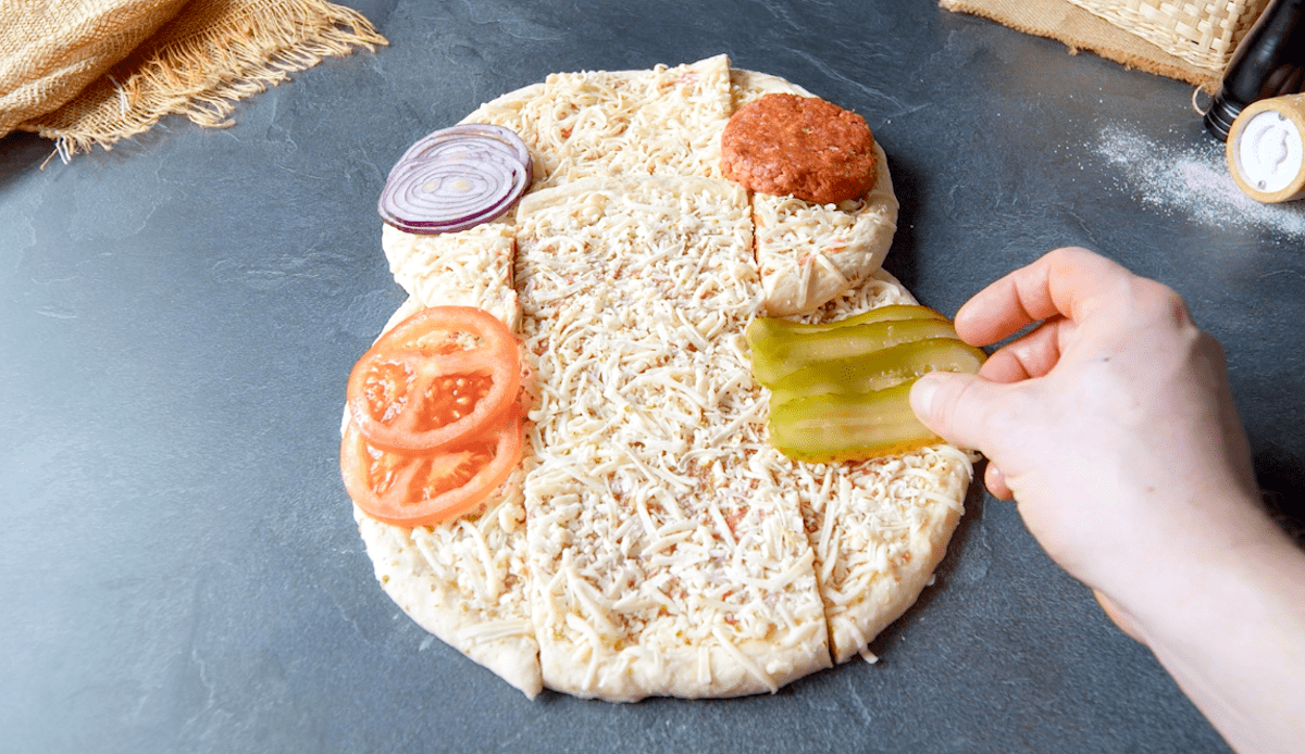 Tiefkühlpizzen werden belegt