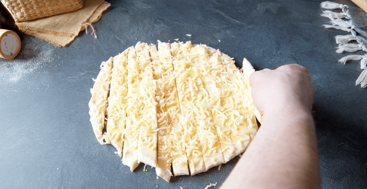 Tiefkühlpizza, in Streifen geschnitten