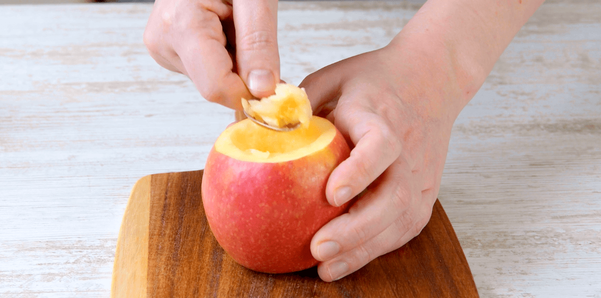 Ein Apfel wird ausgehöhlt.