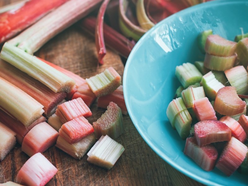 Rhabarber schälen oder nicht? geschälte und geschnittene Rhabarberstücke in einer Schüssel.
