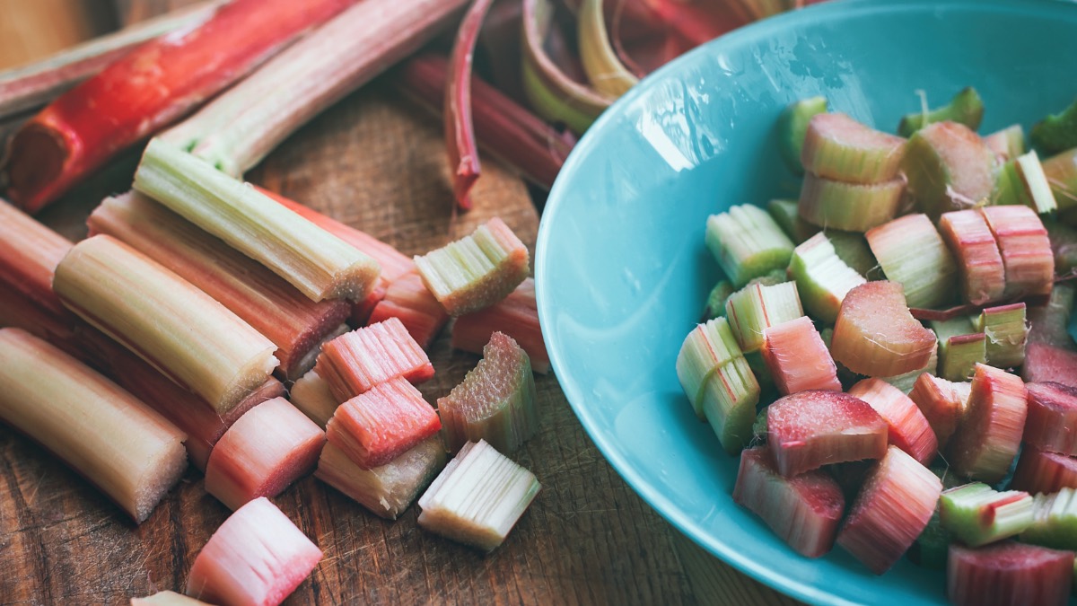 Rhabarber schälen oder nicht? geschälte und geschnittene Rhabarberstücke in einer Schüssel.