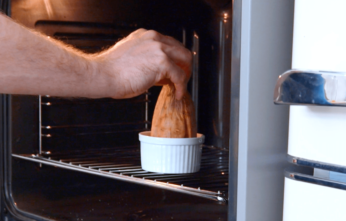 Süßkartoffel wird in einen Ofen gestellt