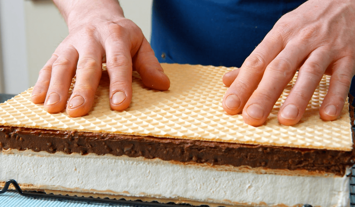 eine Waffelplatte wird auf Haselnusscreme gedrückt