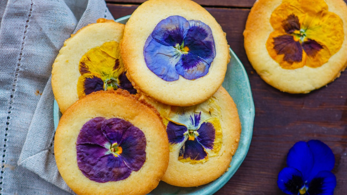 Mehrere Blüten-Kekse, auf einem Teller