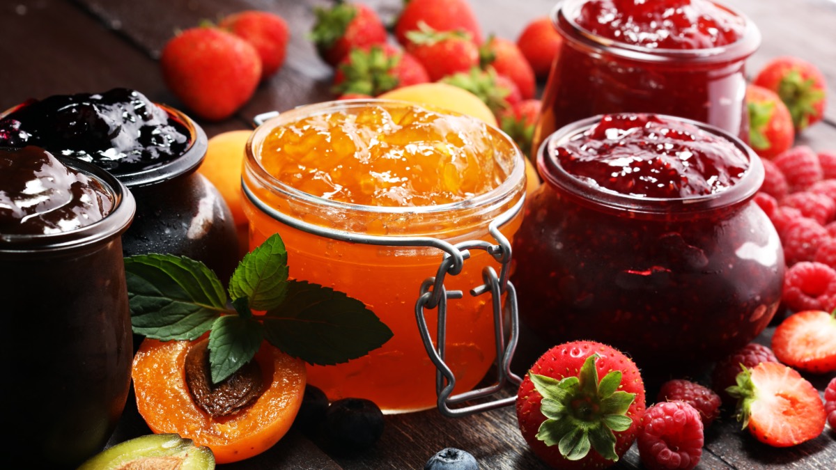 4 Gläser mit selbst gemachter Konfitüre und Marmelade