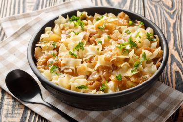 Krautnudeln in einem tiefen Teller.