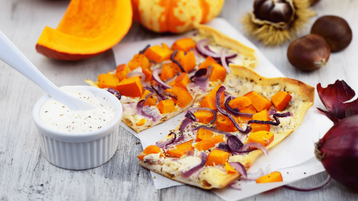 Stücke Kürbis-Flammkuchen, dazu Dip