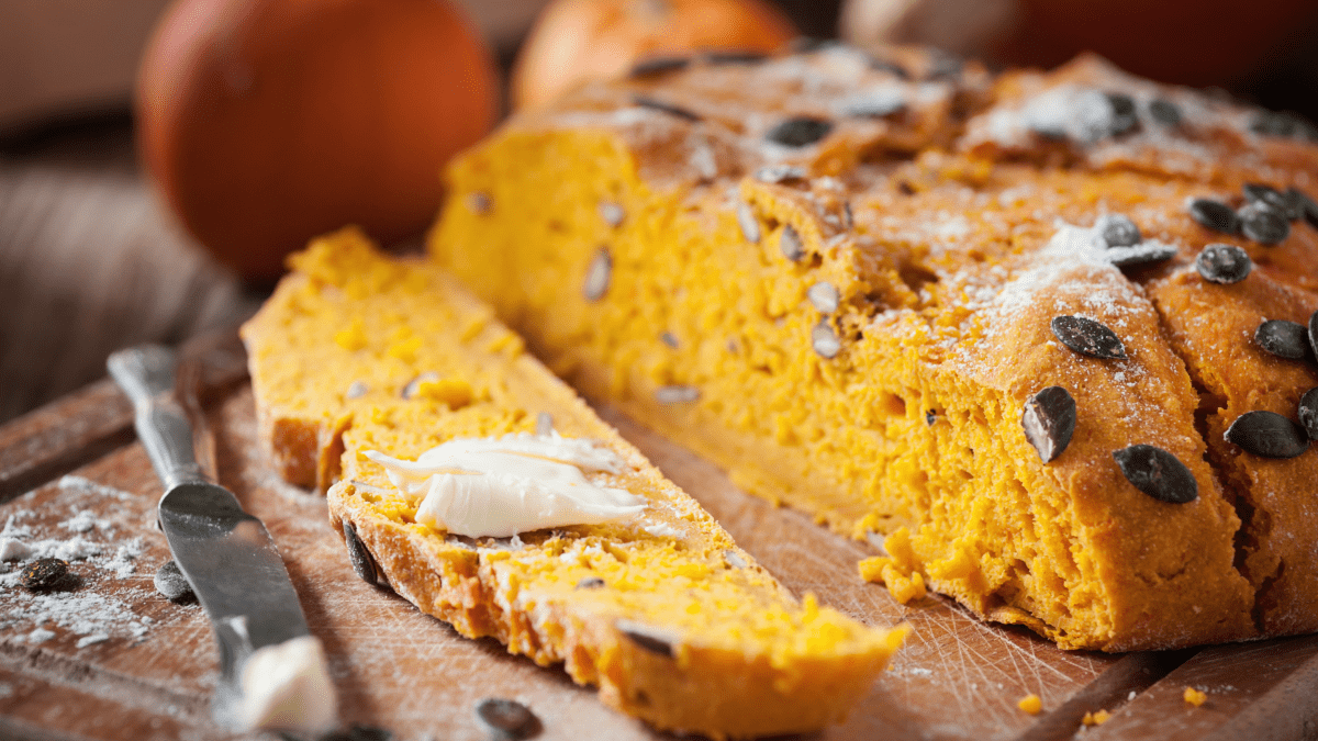 Aufgeschnittenes Kürbisbrot mit Kürbiskernen