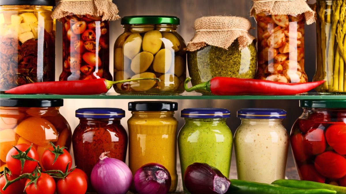 Eingelegtes Gemüse in zwei Reihen