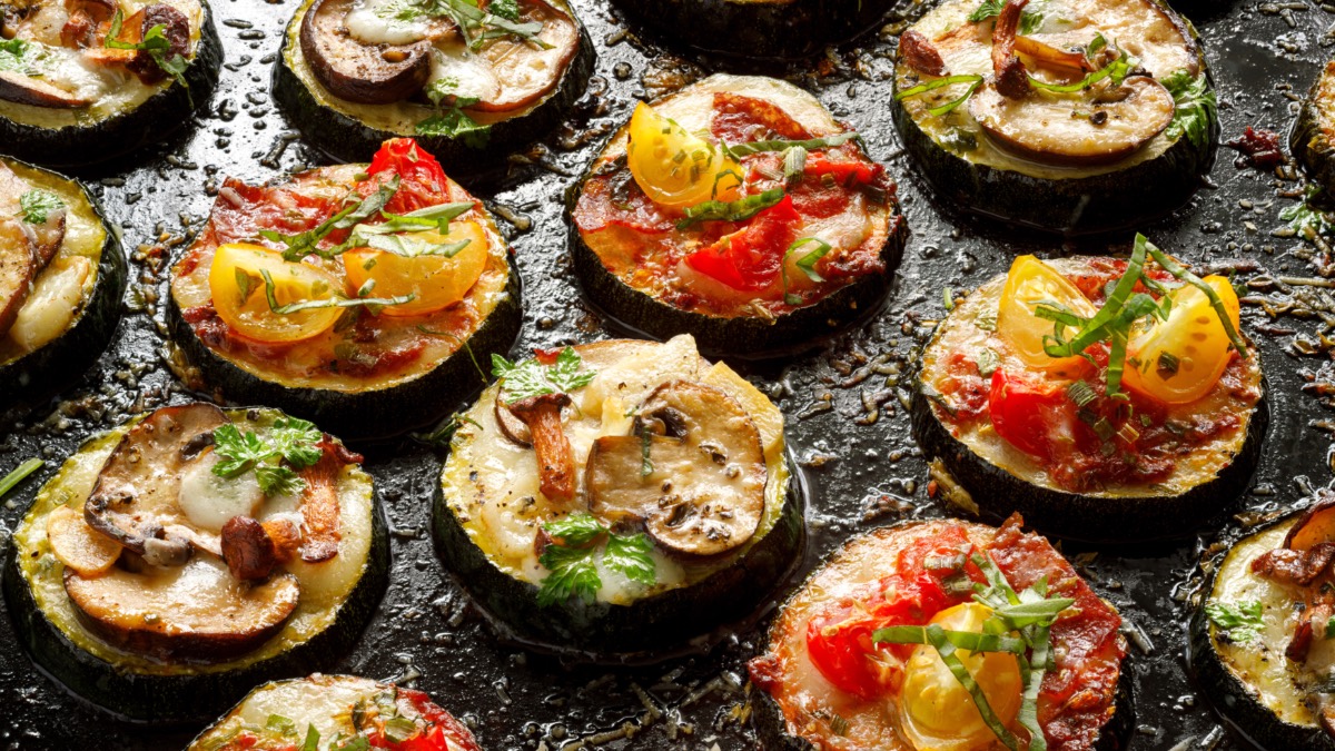 Mini-Pizzen ohne Pizzateig mit unterschiedlichen Belägen