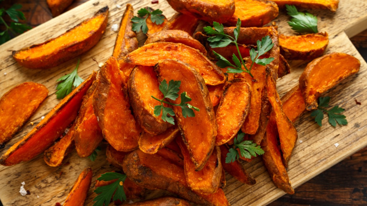 Süßkartoffel-Wedges auf Holzbrett
