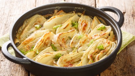 Fenchel-Auflauf in runder Auflaufform.