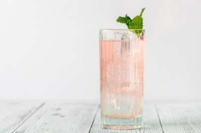 Ein Glas Vin Tonic mit Eiswürfeln und Minze