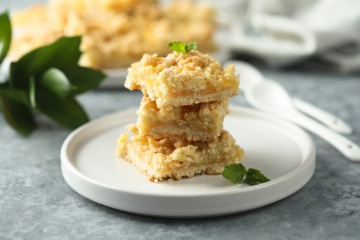 Drei stück Zitronen-Streuselschnitten auf einem Teller.