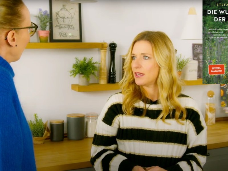 Stefanie Hertel steht mit blonder Frau in einer Küche und spricht über ihr Buch 