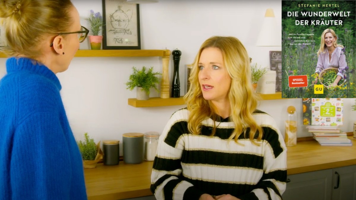 Stefanie Hertel steht mit blonder Frau in einer Küche und spricht über ihr Buch