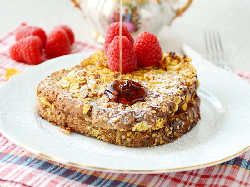 Arme Ritter mit Cornflakes-Crunch, Himbeeren, Ahornsirup.