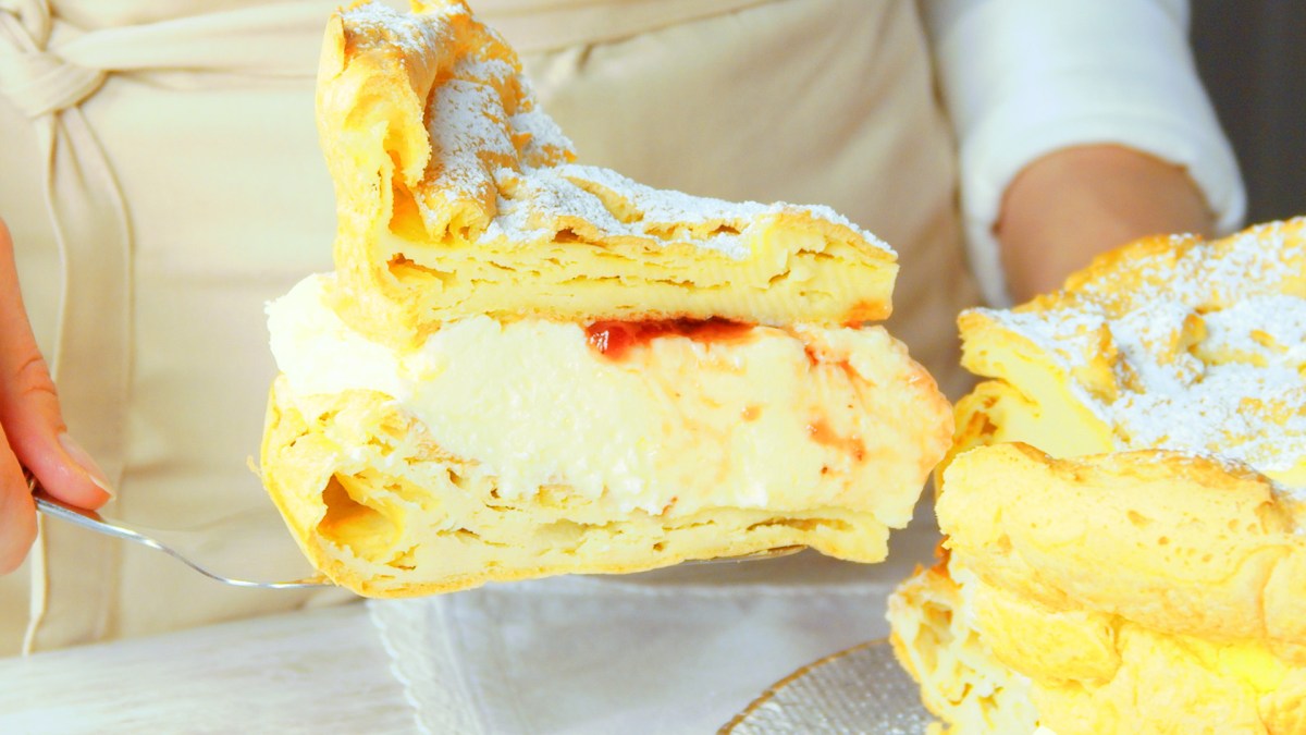 Ein Stück Karpatka, das gerade entnommen wird.