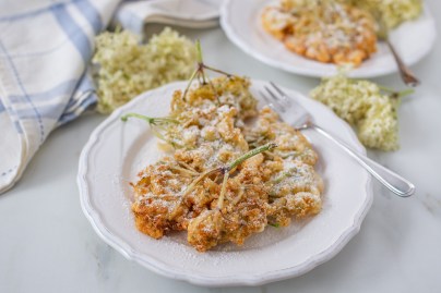 Teller mit Holunderblüten in Backteig