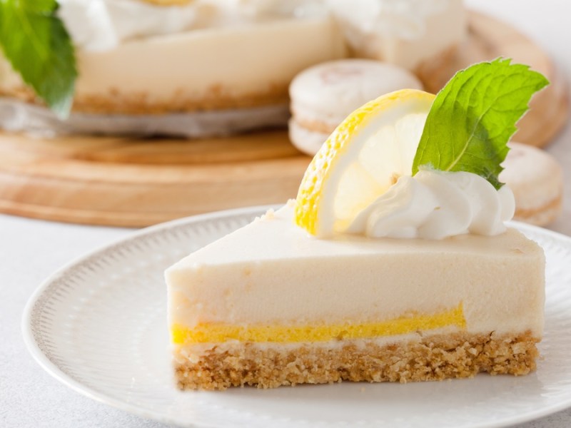 ein Stück Philadelphia-Zitronen-Torte auf einem Teller.