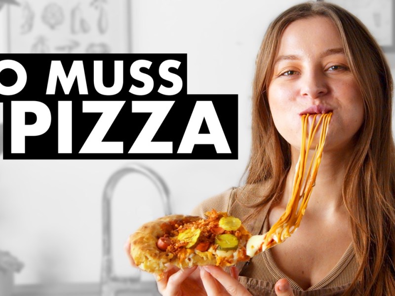 Pizzateig selbst machen: Showköchin Adrianna beißt von einer selbst gemachten Pizza ab, daneben die Worte 