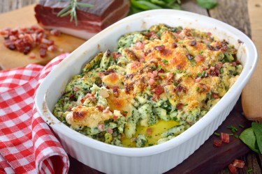 Auflaufform mit Spinatspätzle-Auflauf mit Parmesankruste.