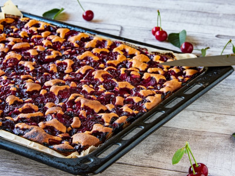 Ein Blechkuchen mit Kirschen.