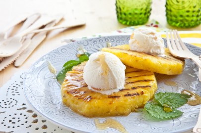 Teller mit gegrillter Ananas und Eis