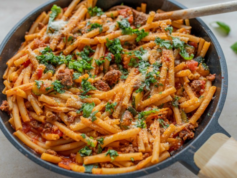Nudel-Hackfleisch-Pfanne mit Käse in der Draufsicht.