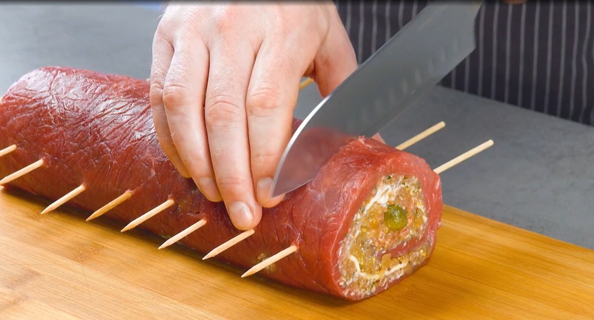 Rinderrouladen vom Grill, die noch geschnitten werden